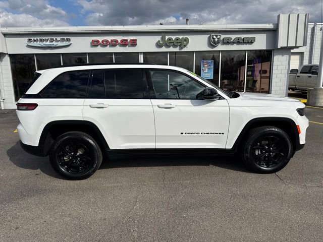 Certified 2024 Jeep Grand Cherokee Altitude image 3