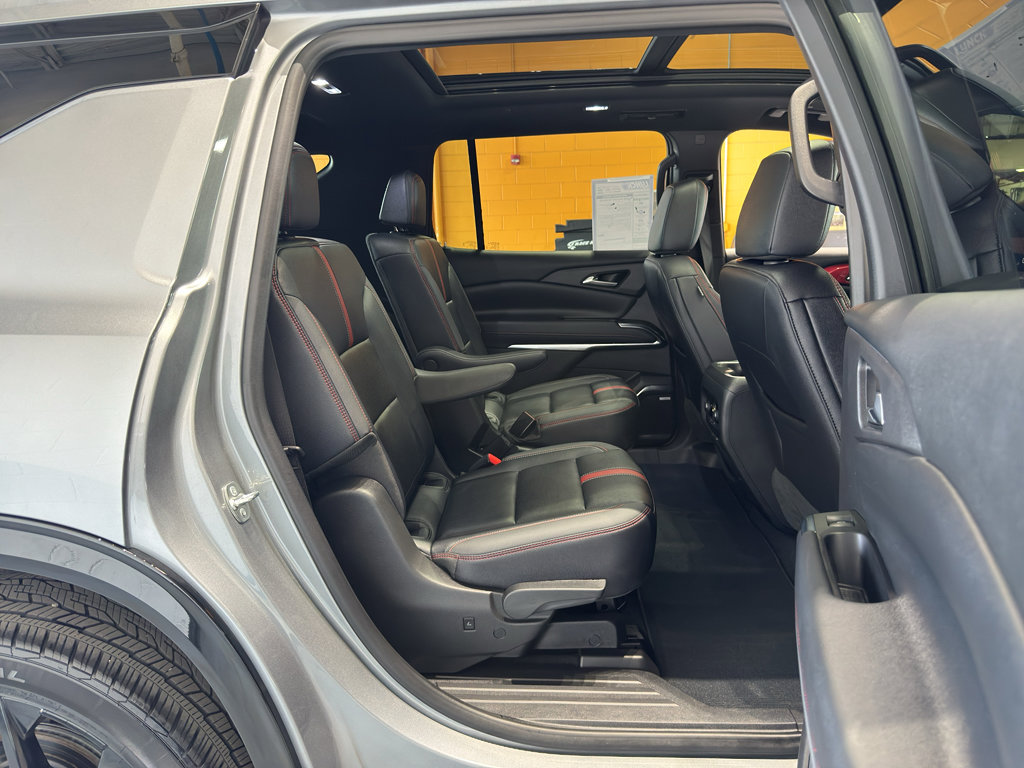 Used 2025 Chevrolet Traverse RS image 23