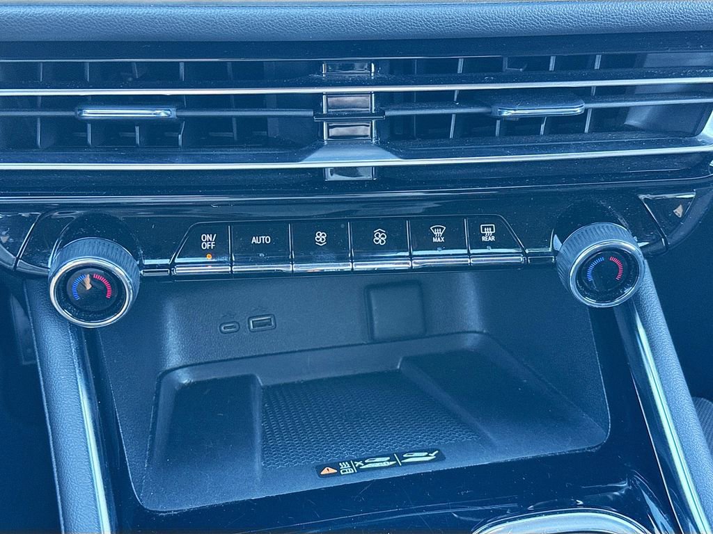 Used 2024 Chevrolet Traverse LT image 15