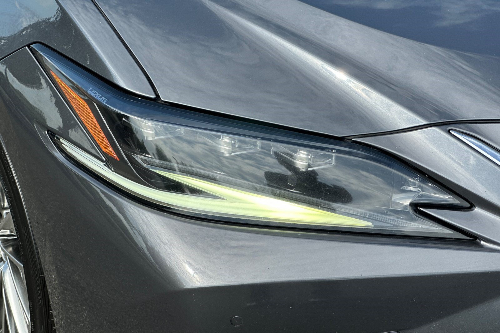 Used 2022 Lexus ES 300h w/ Accessory Package FWD image 11