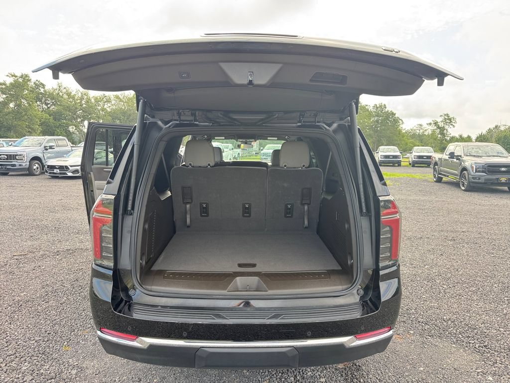 Used 2025 Chevrolet Suburban LT RWD image 31
