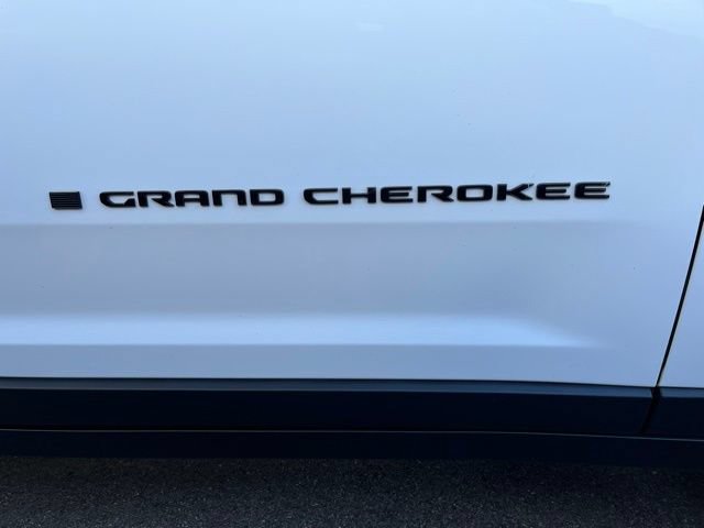 Used 2023 Jeep Grand Cherokee Altitude AWD/4WD image 30