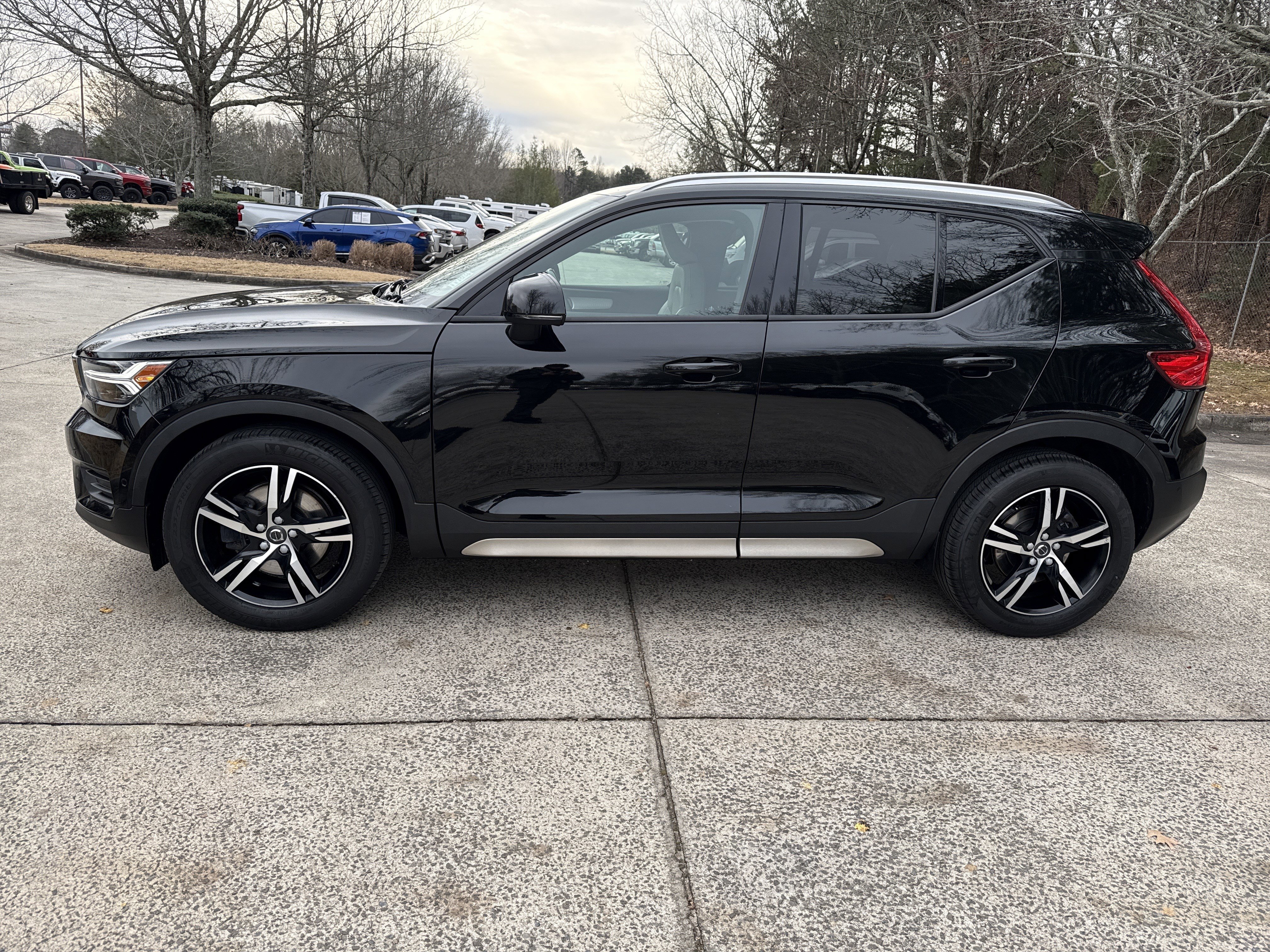 Used 2019 Volvo XC40 T5 Momentum image 4