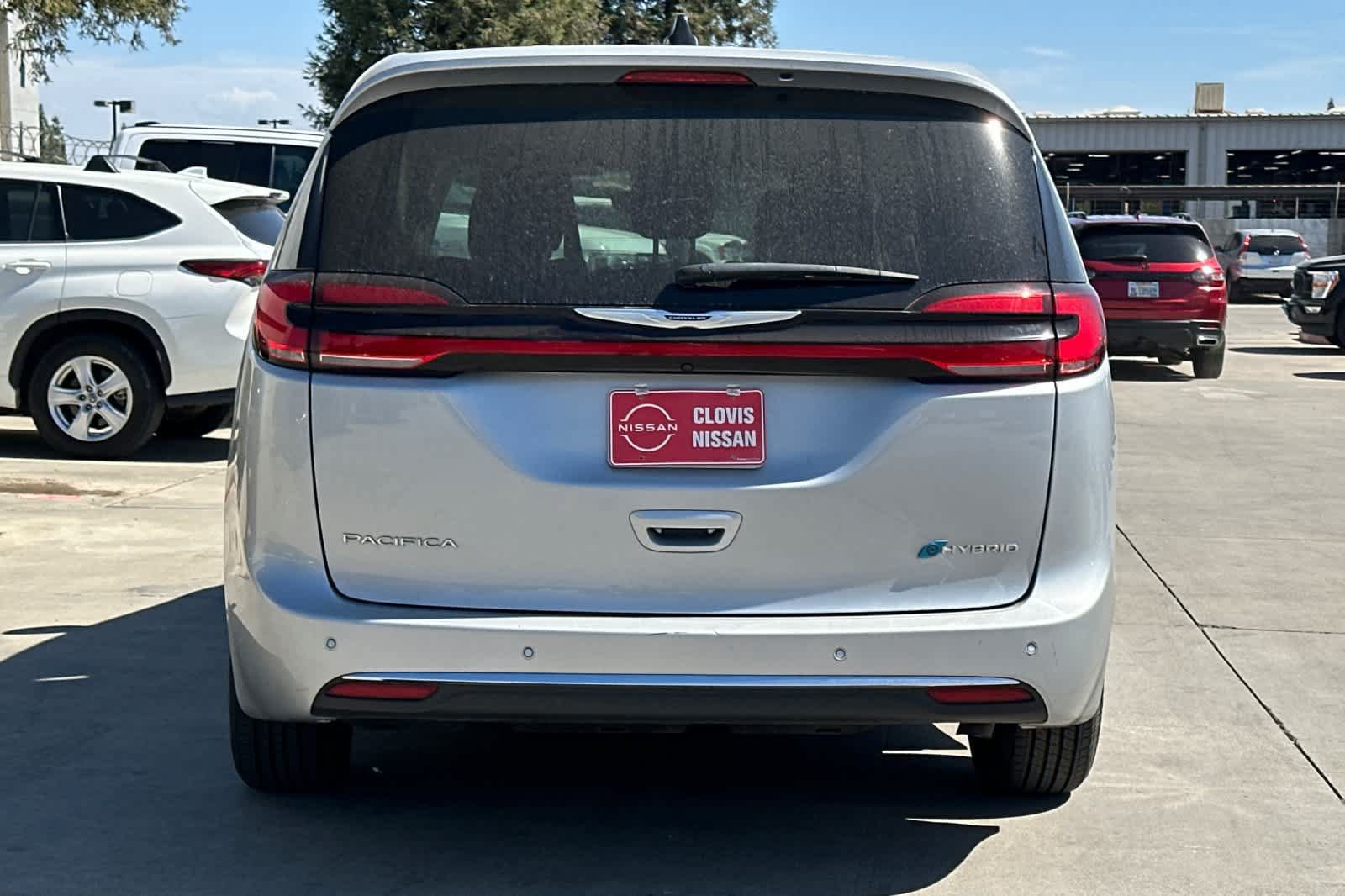 Used 2024 Chrysler Pacifica Limited FWD image 8