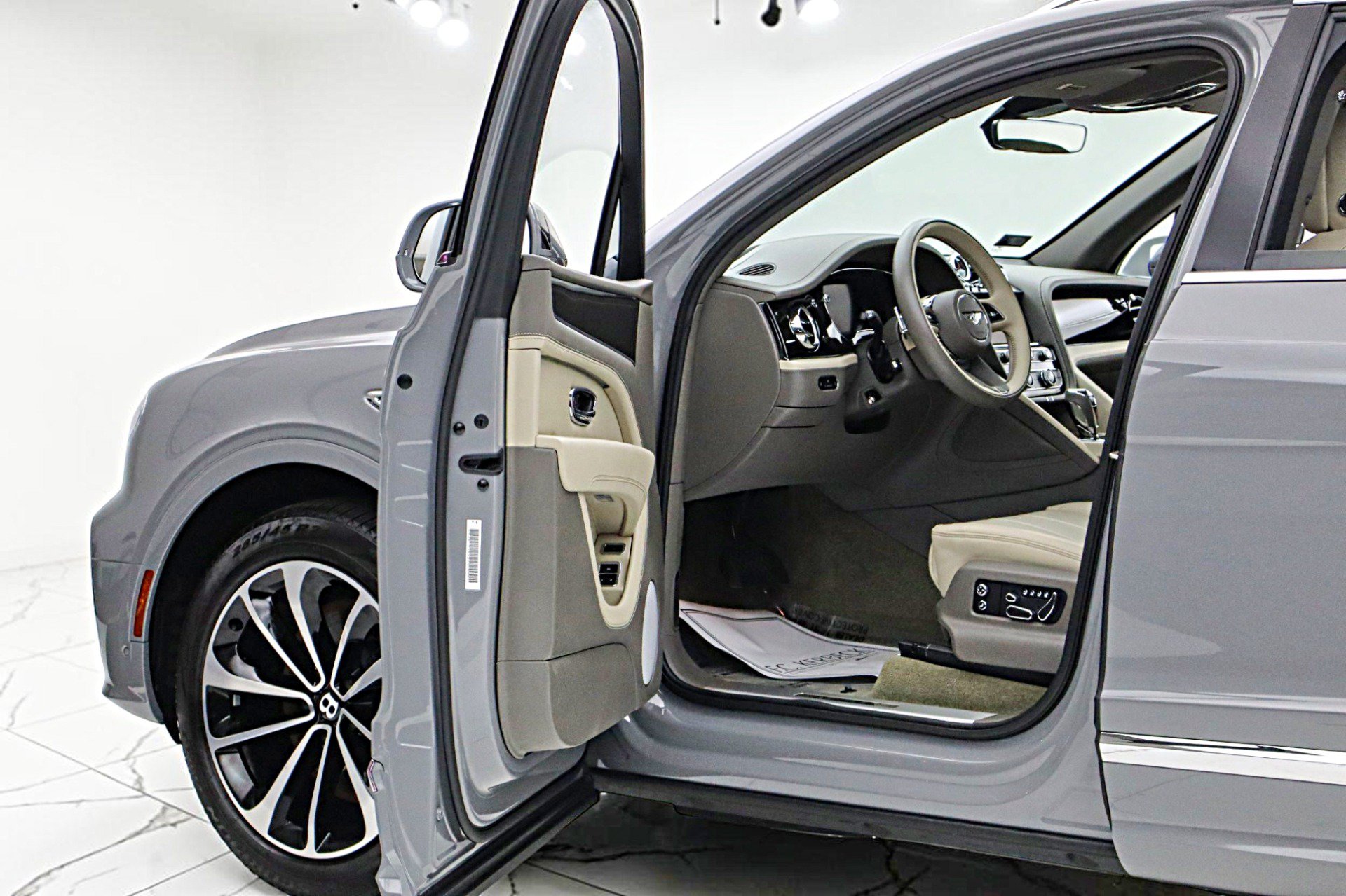 Used 2024 Bentley Bentayga Extended Wheelbase AWD/4WD image 7