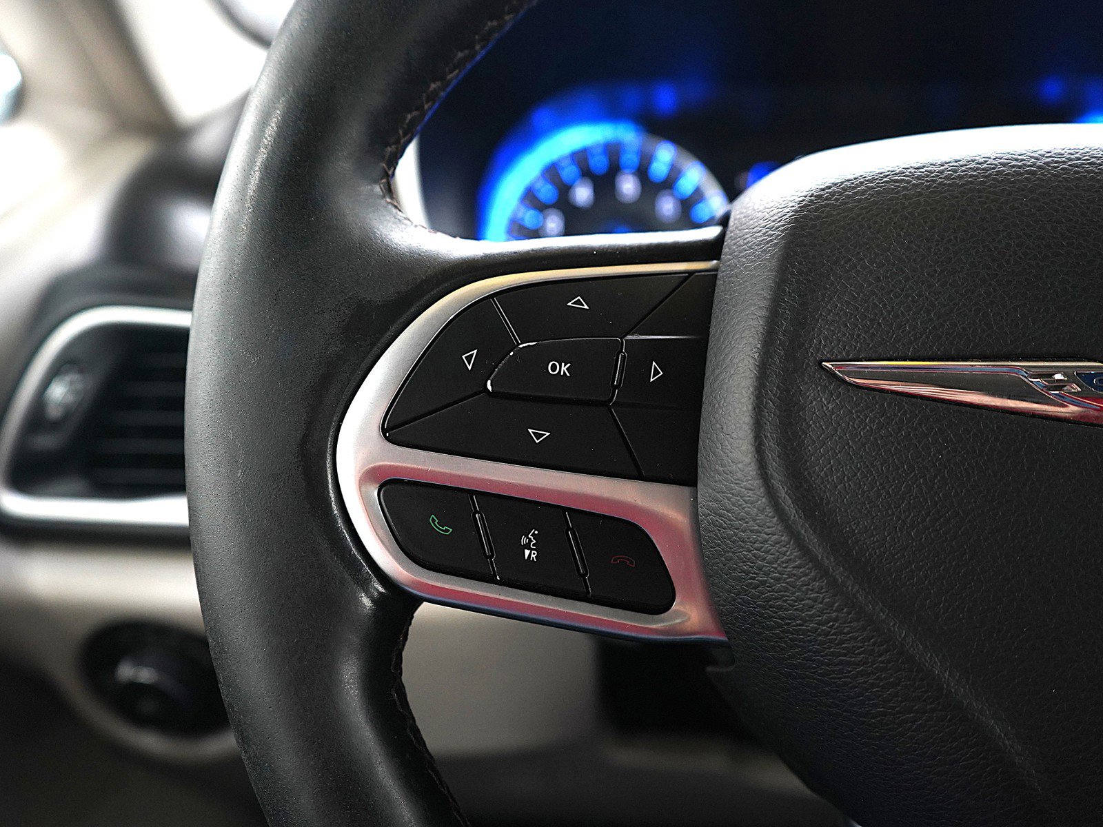 Used 2019 Chrysler Pacifica Touring-L image 27