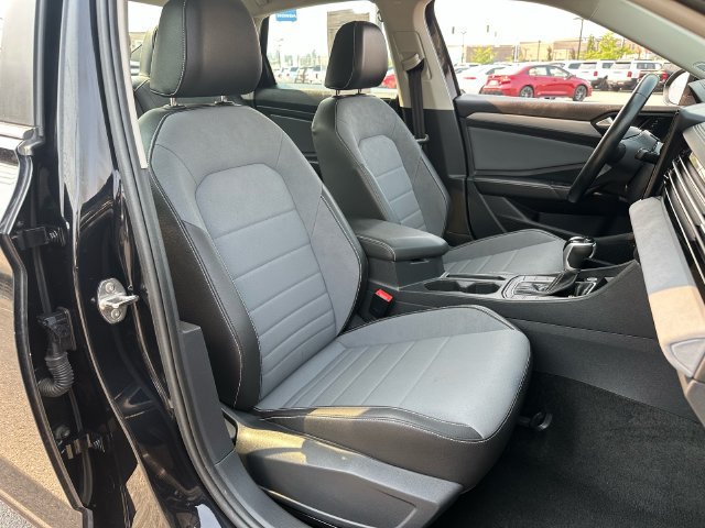 Used 2025 Volkswagen Jetta SE FWD image 11