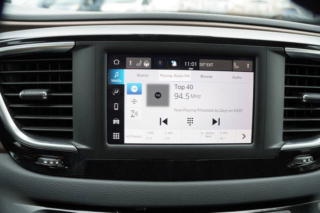 Used 2023 Chrysler Voyager LX FWD image 5