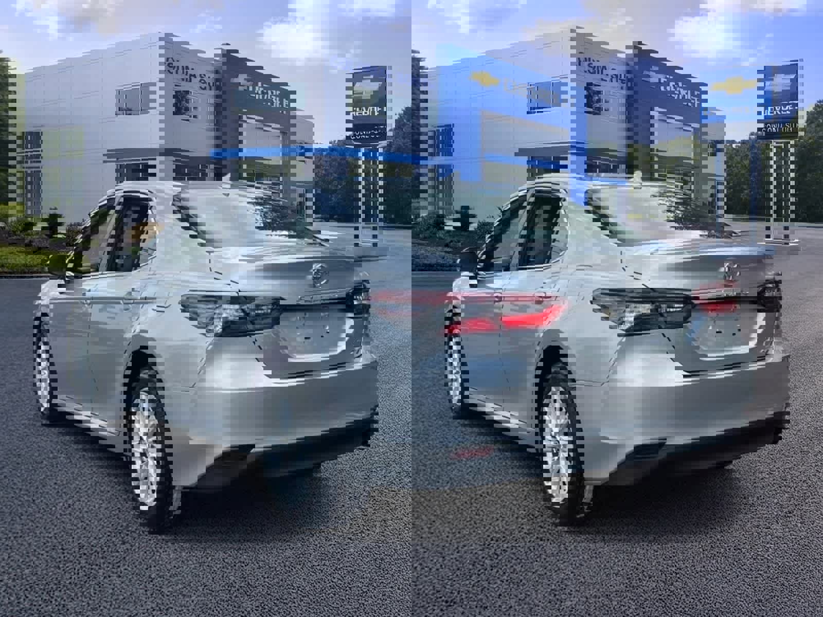 Used 2022 Toyota Camry LE image 4