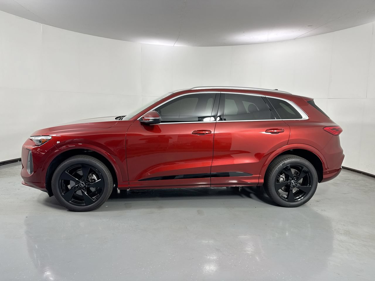 Used 2025 Audi Q5 Premium Plus w/ Premium Plus AWD/4WD image 2