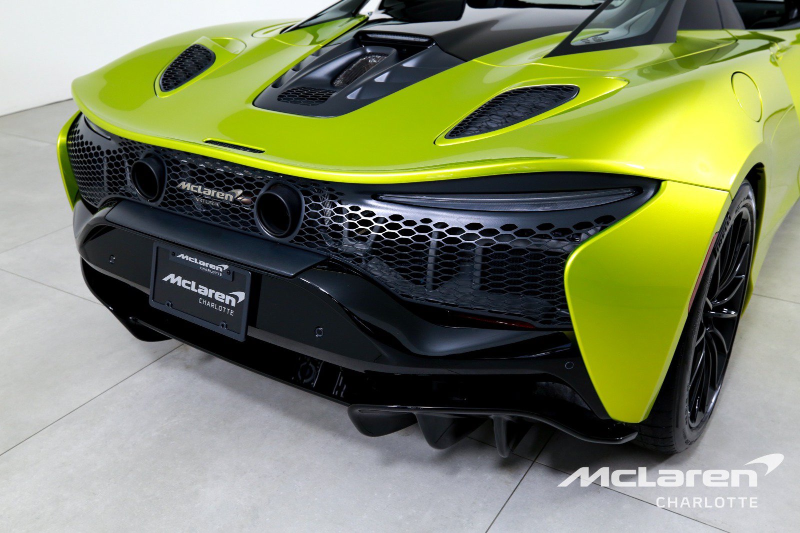 Used 2025 McLaren Artura Spider RWD image 29
