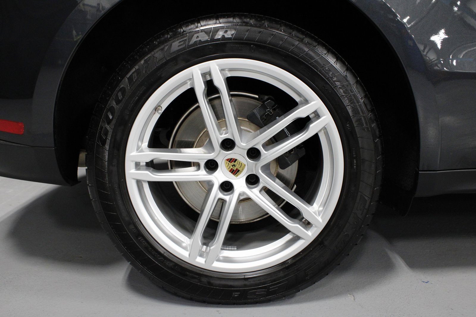 Certified 2025 Porsche Macan image 13