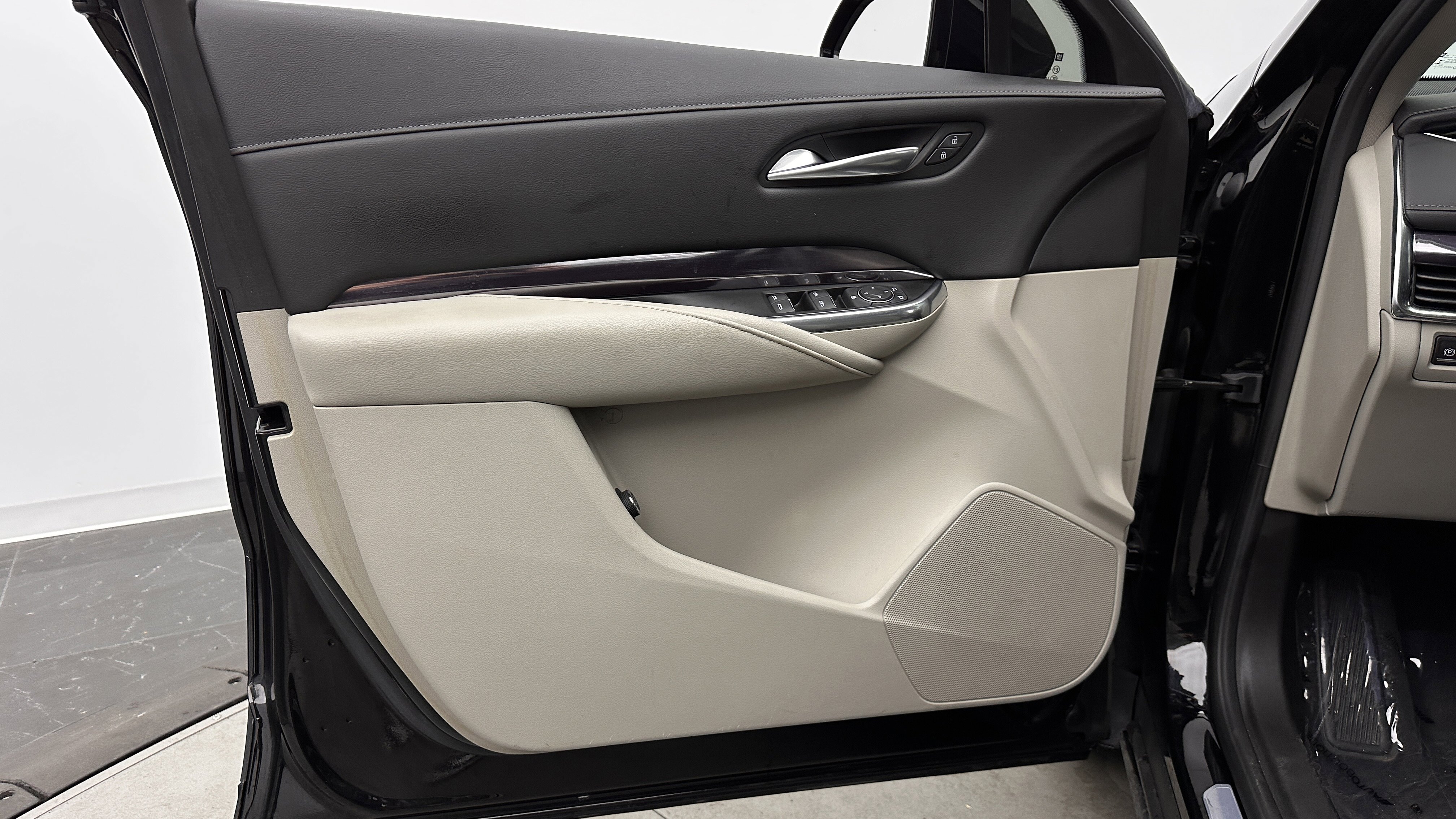 Used 2021 Cadillac XT4 Luxury w/ Cold Weather Package FWD image 10