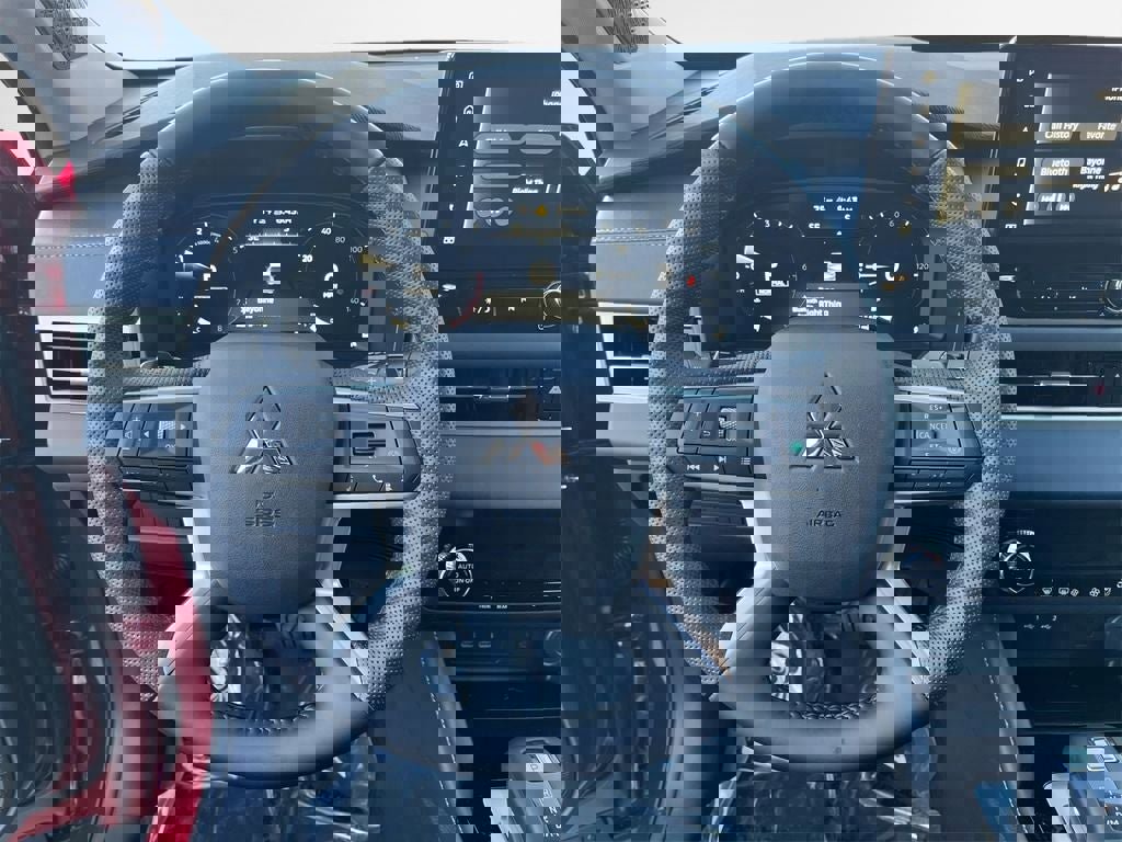 New 2025 Mitsubishi Outlander SE image 13