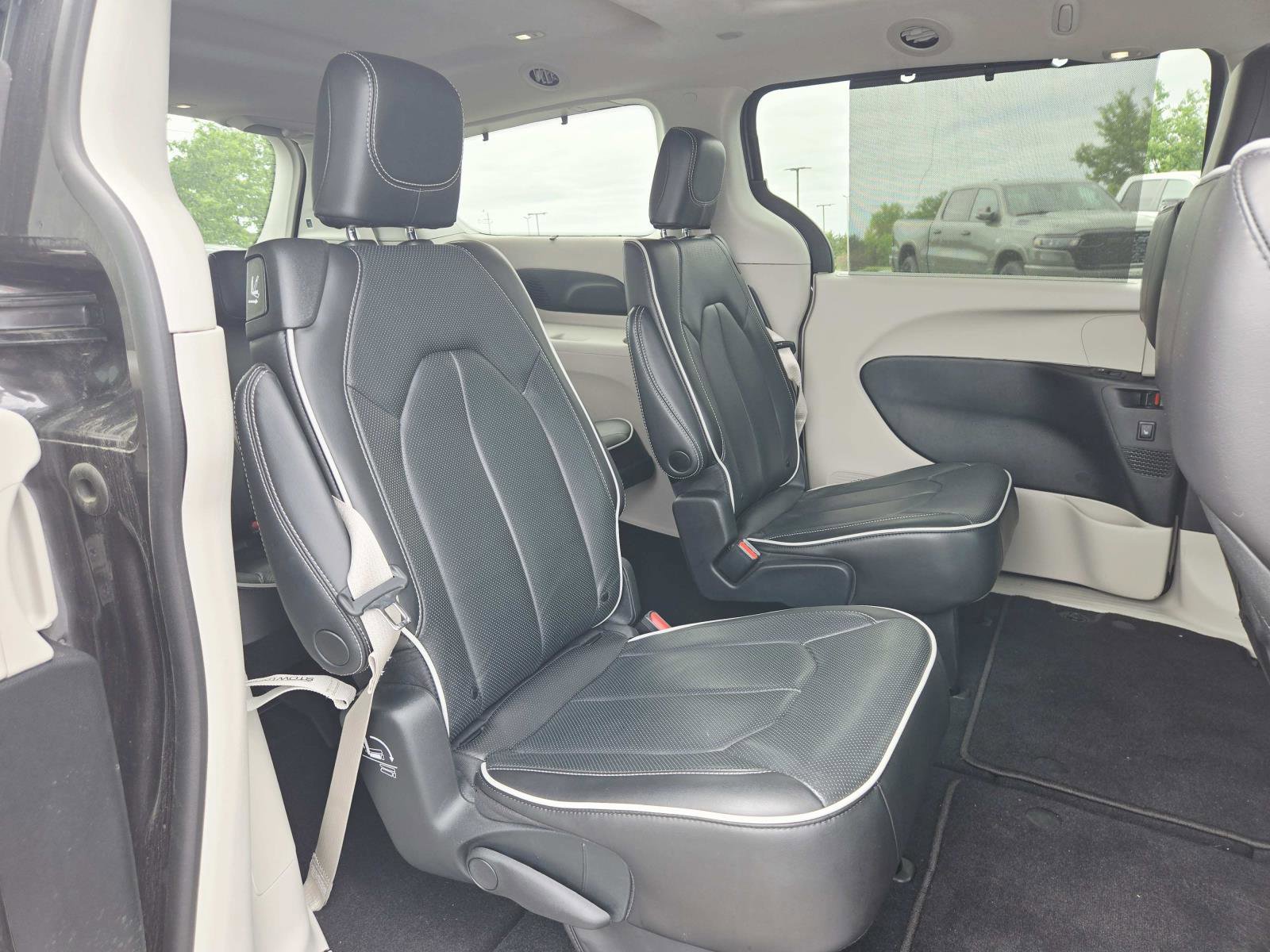 Used 2023 Chrysler Pacifica Limited FWD image 18