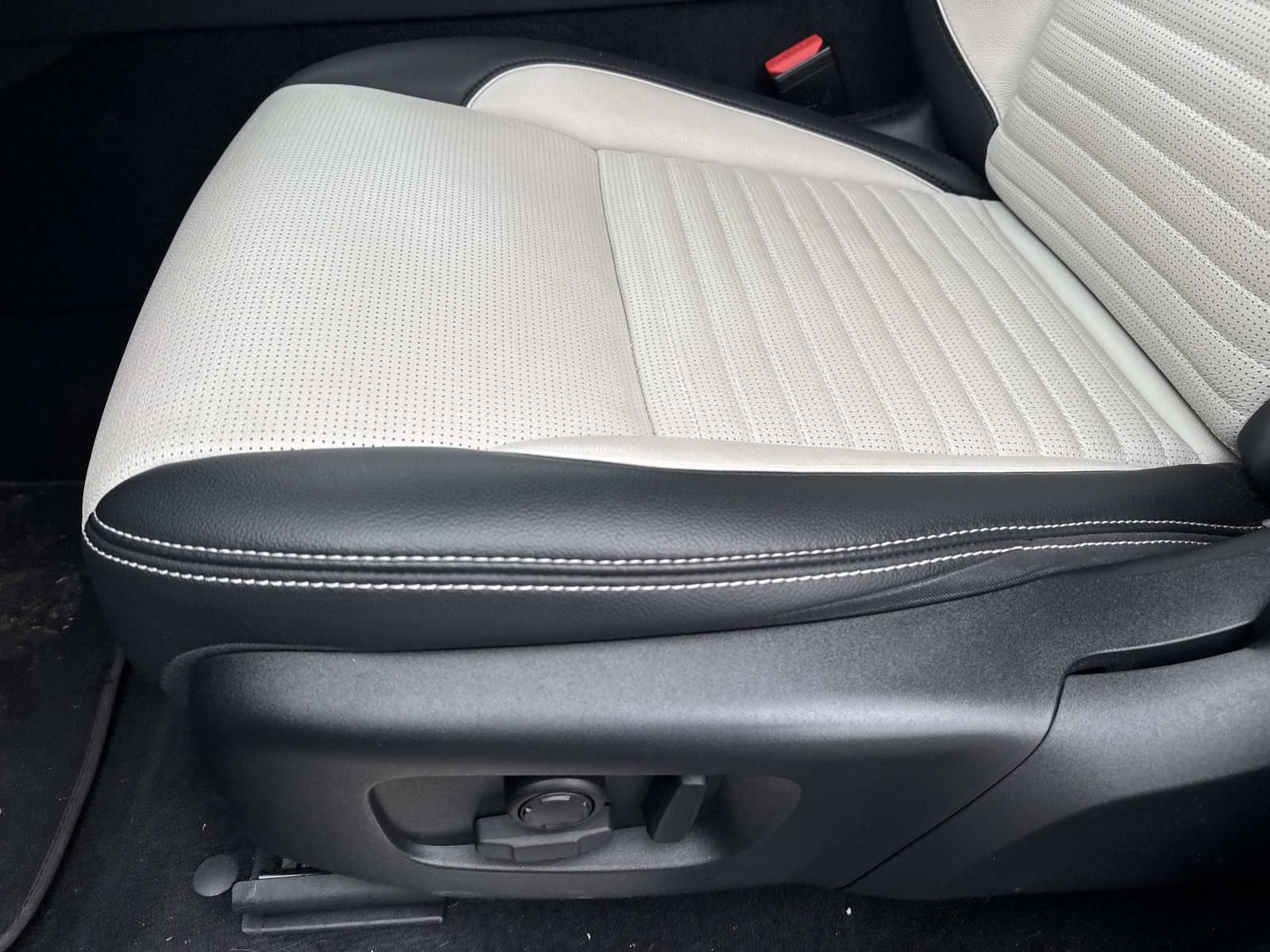 Used 2024 Land Rover Discovery Sport Dynamic SE image 17