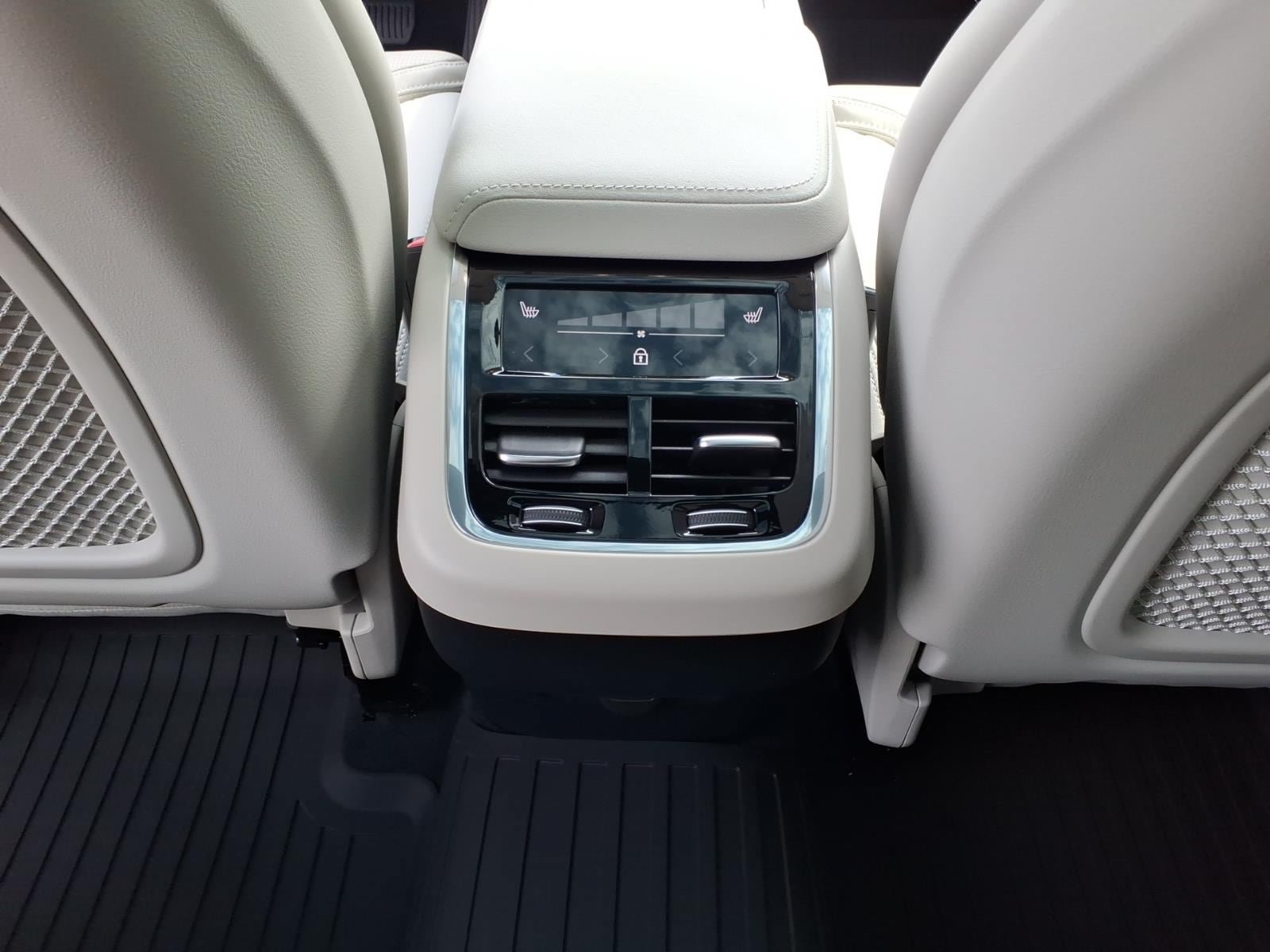 New 2026 Volvo XC60 T8 Ultra w/ Climate Package PRO AWD/4WD image 7