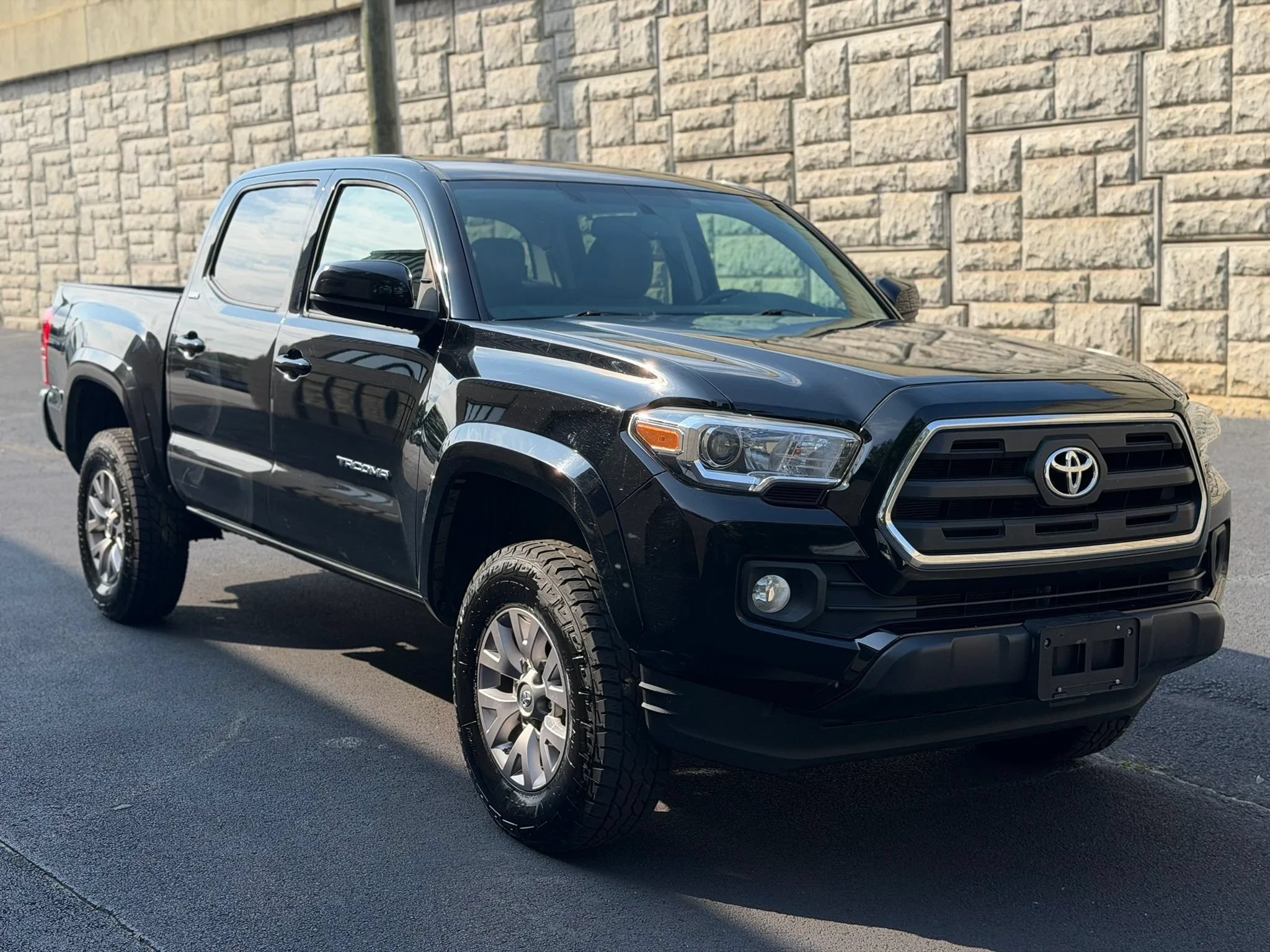 Used 2017 Toyota Tacoma SR5 w/ Tow Package AWD/4WD image 5