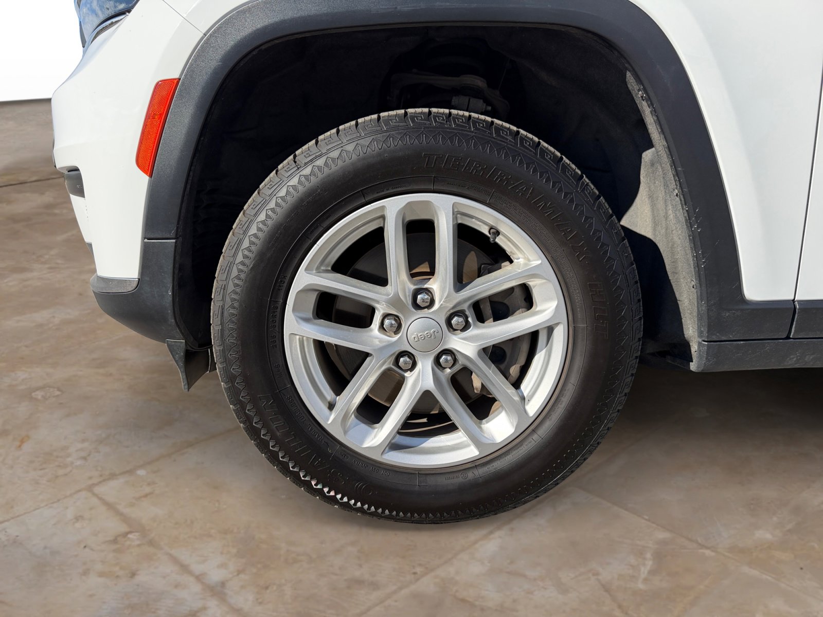 Used 2023 Jeep Grand Cherokee L Laredo image 28