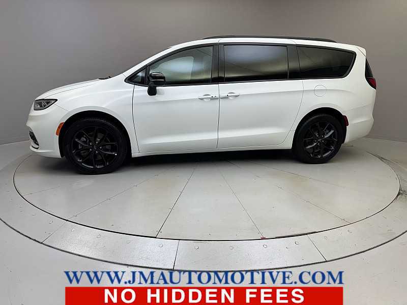 Used 2024 Chrysler Pacifica Touring-L w/ S Appearance Package AWD/4WD image 2
