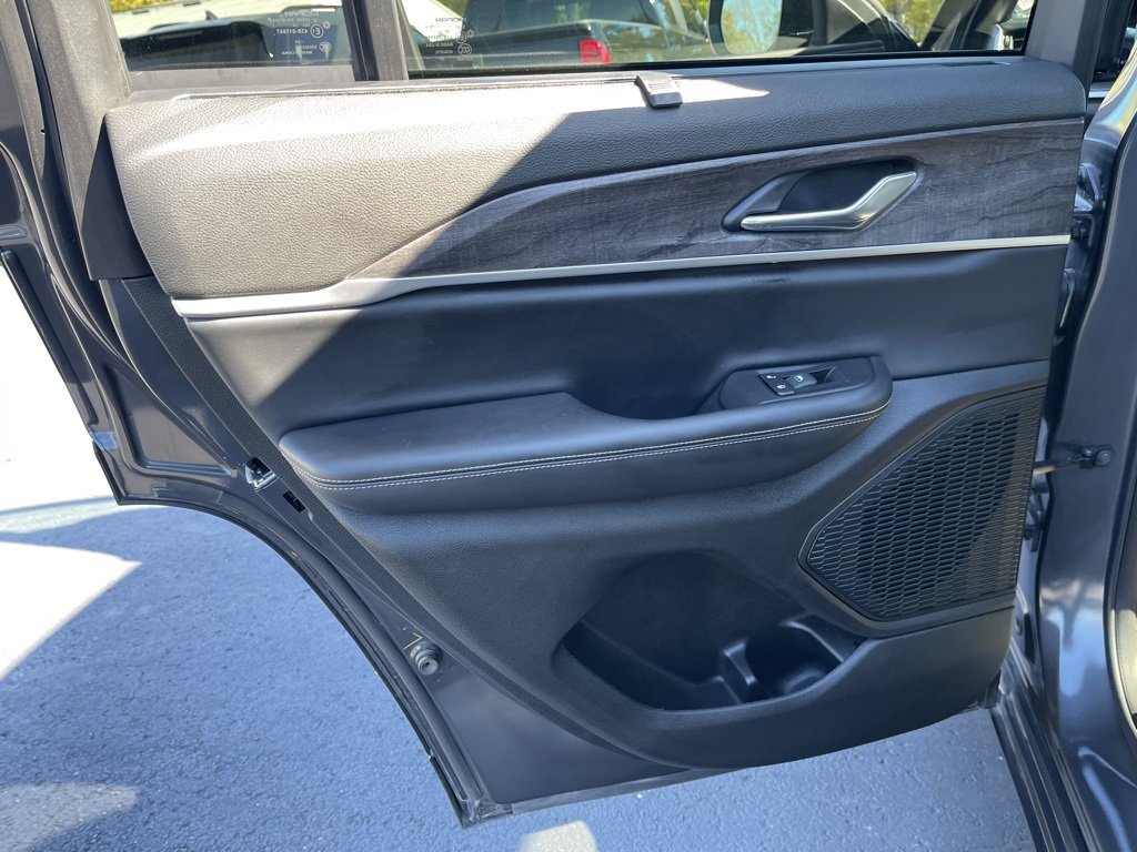 Used 2025 Jeep Grand Cherokee Limited w/ Luxury Tech Group II image 21