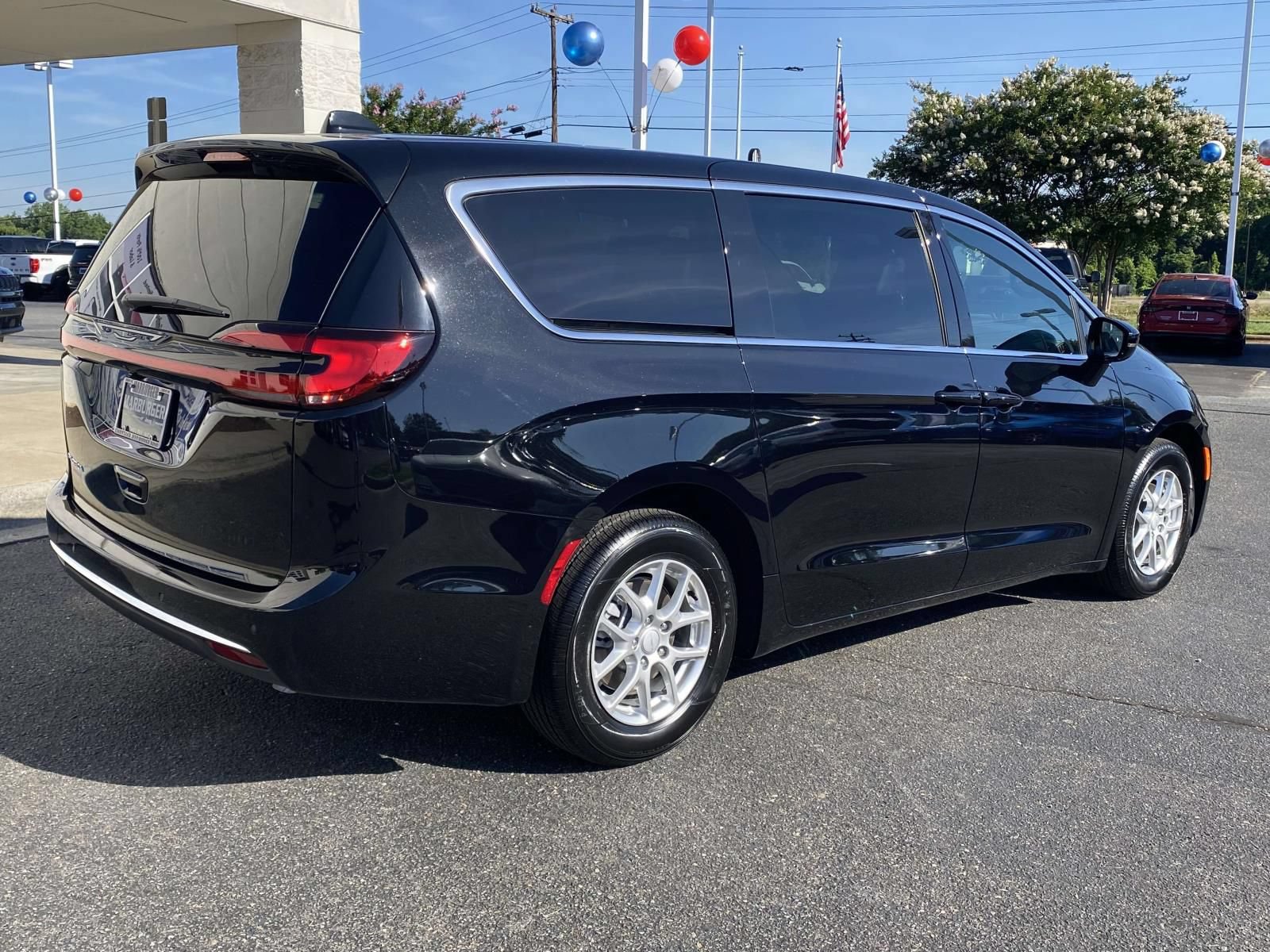 New 2027 Chrysler Pacifica Select FWD image 7