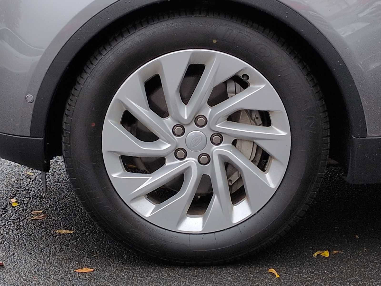 Used 2024 Land Rover Discovery S image 13