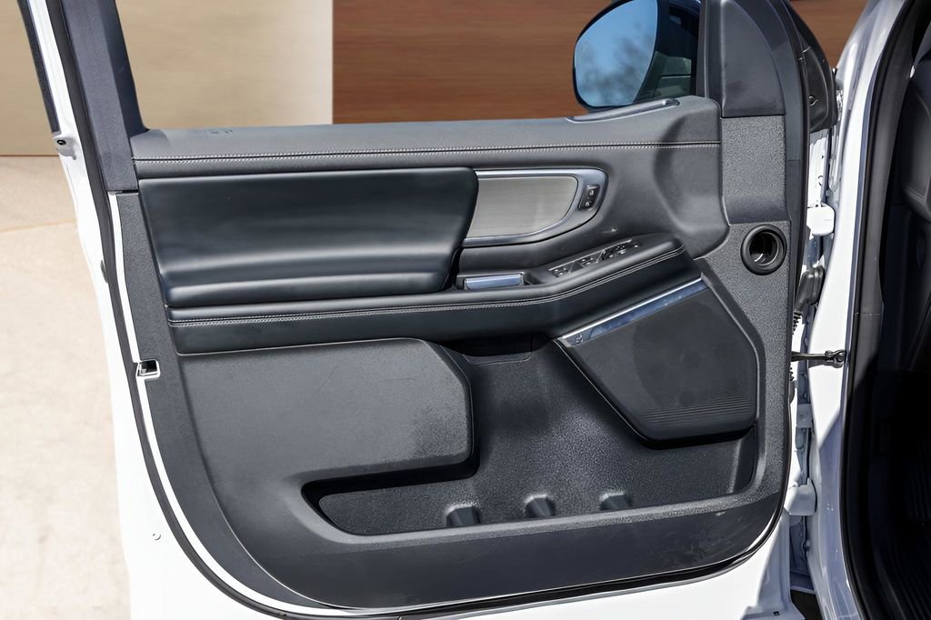 Used 2025 Ford Expedition Platinum image 25