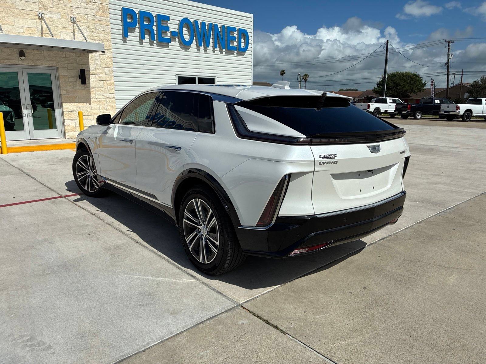 Used 2024 Cadillac Lyriq Luxury w/ LPO, Floor Liner Package AWD/4WD image 5