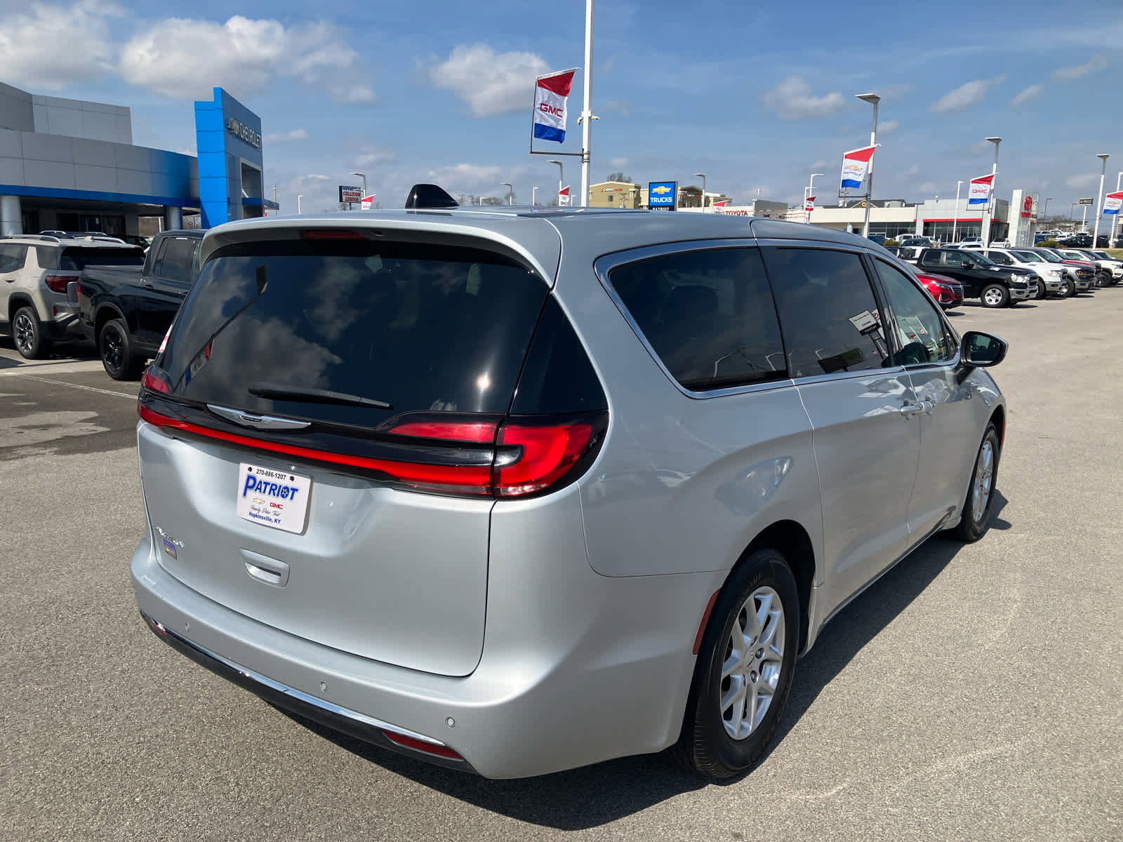 Used 2023 Chrysler Pacifica Touring-L image 7