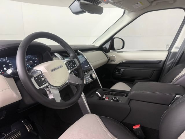 Used 2025 Land Rover Discovery Metropolitan Edition AWD/4WD image 6