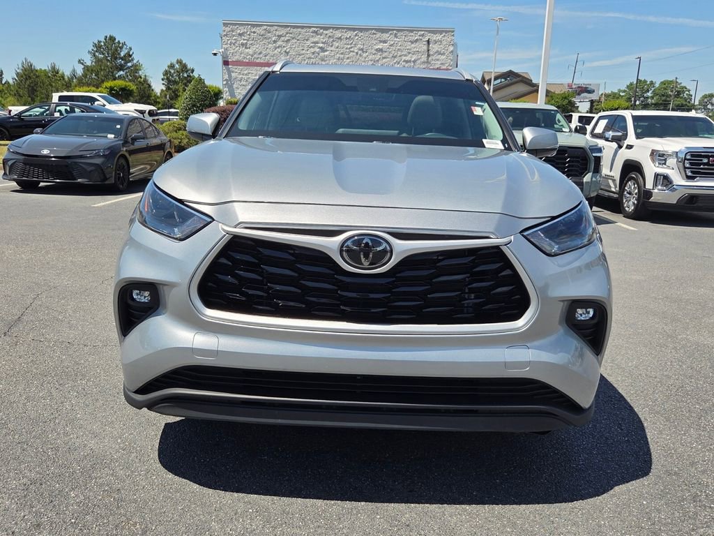Certified 2024 Toyota Highlander XLE FWD image 2