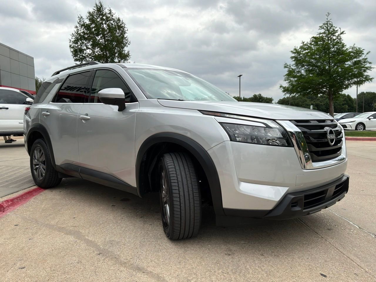 Used 2025 Nissan Pathfinder SV FWD image 4