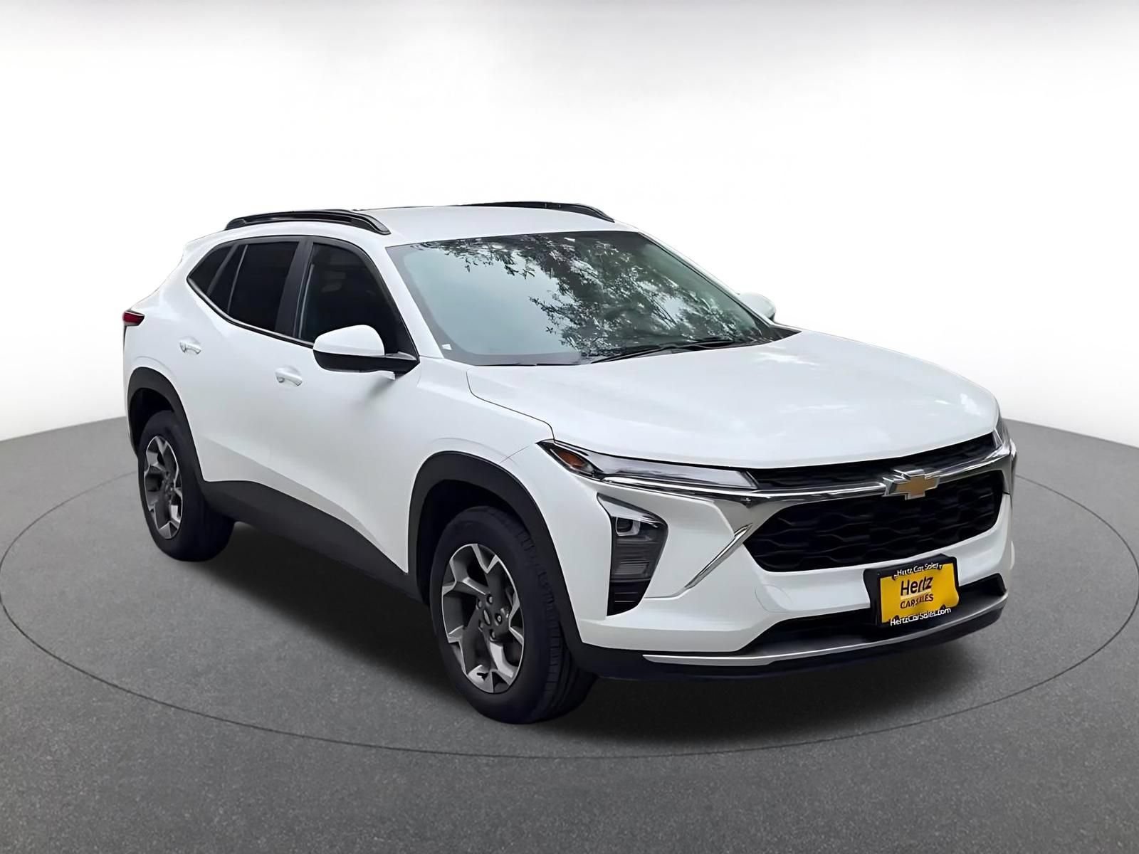 Used 2025 Chevrolet Trax LT FWD image 3