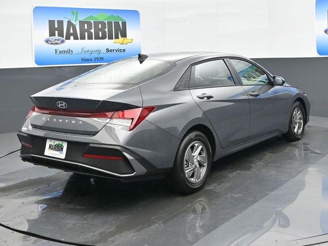 Used 2025 Hyundai Elantra SE image 5