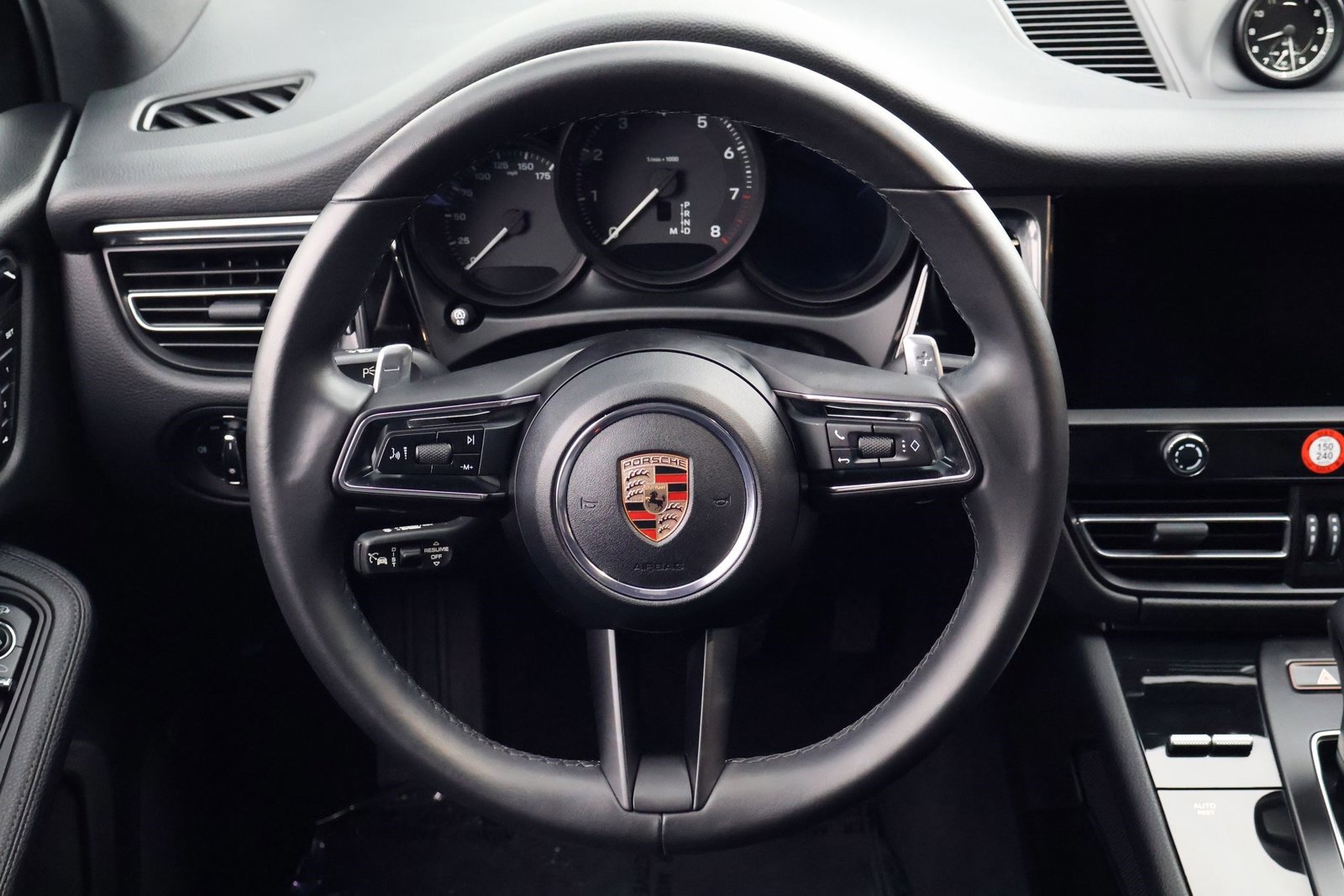 Certified 2025 Porsche Macan image 15