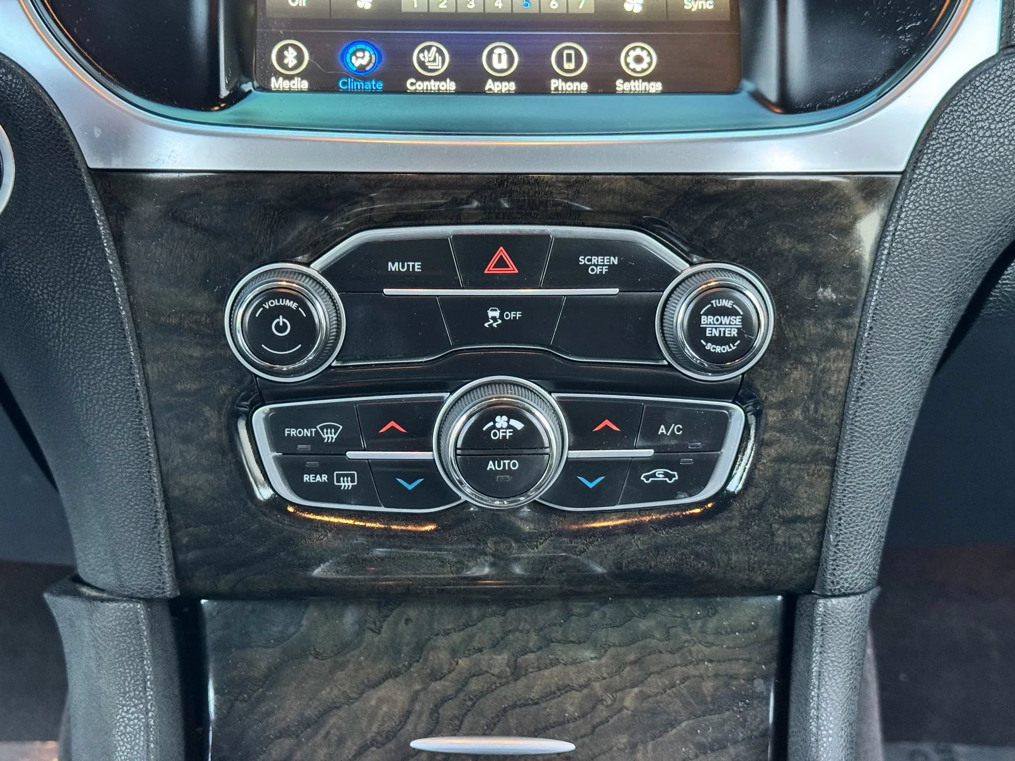 Used 2018 Chrysler 300 Limited RWD image 28