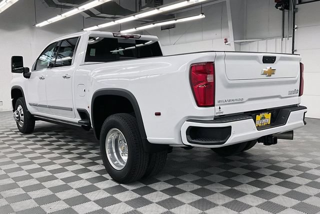 Used 2024 Chevrolet Silverado 3500 High Country w/ High Country Premium Package AWD/4WD image 2