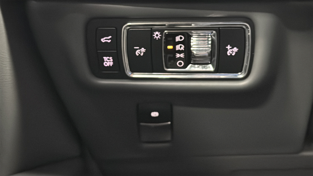 Used 2023 Lincoln Nautilus Reserve AWD/4WD image 31