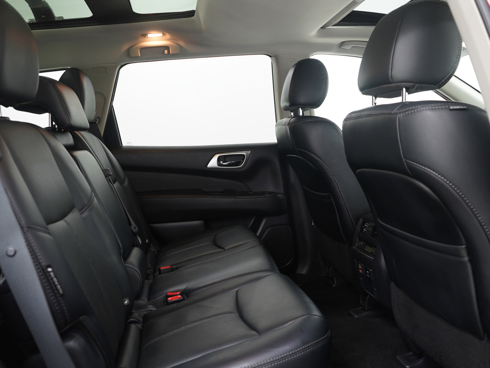 Used 2018 Nissan Pathfinder Platinum image 14