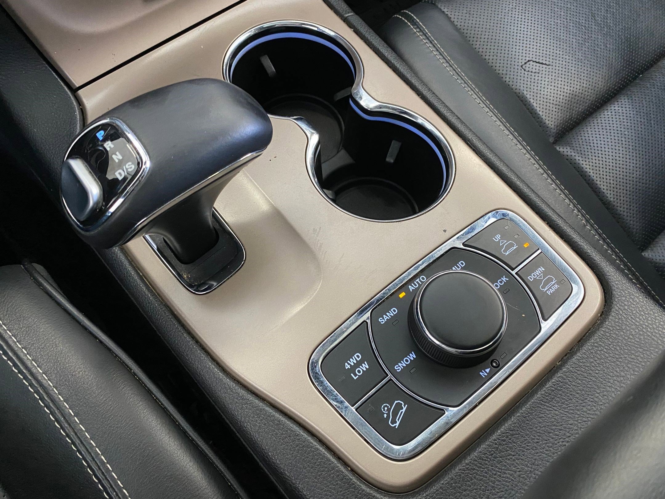 Used 2015 Jeep Grand Cherokee Overland w/ Advanced Technology Group image 19