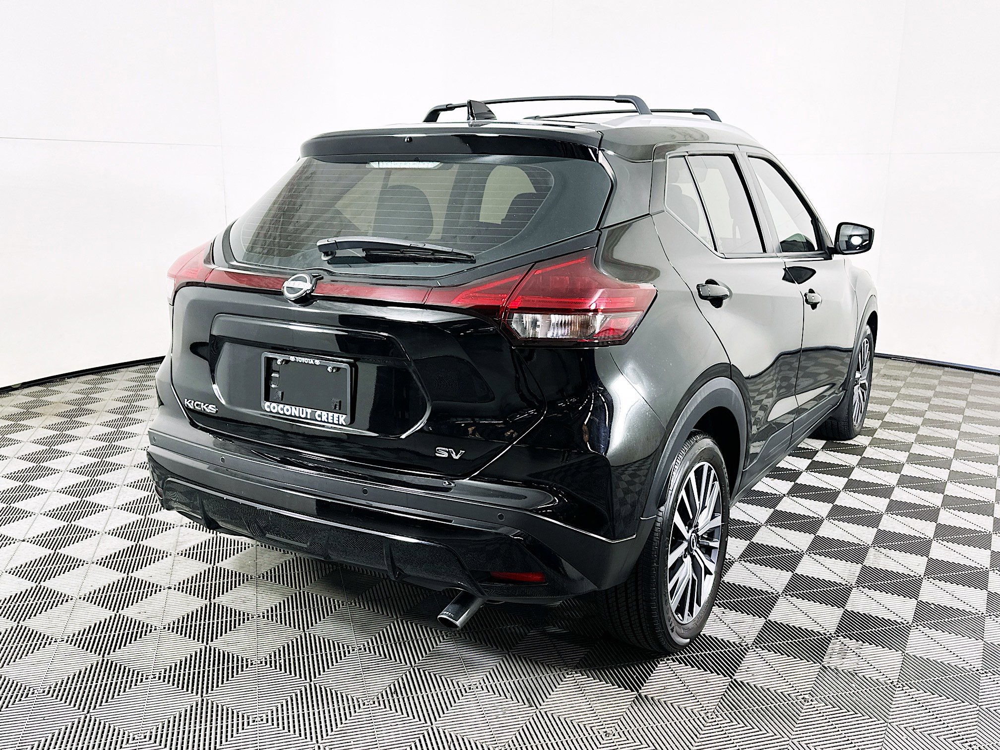 Used 2022 Nissan Kicks SV w/ Exterior Package FWD image 3