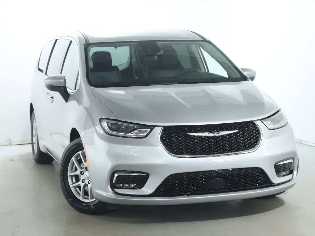 Used 2023 Chrysler Pacifica Touring-L FWD image 2