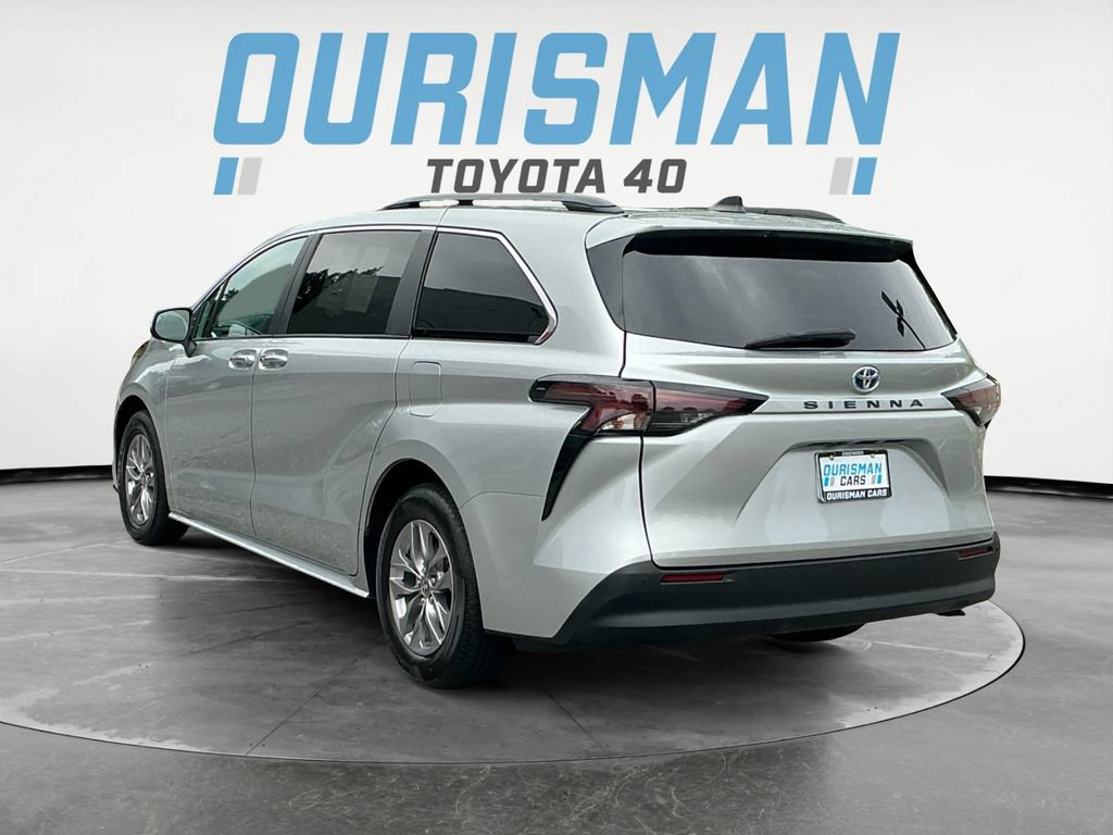 Used 2025 Toyota Sienna XLE FWD image 5