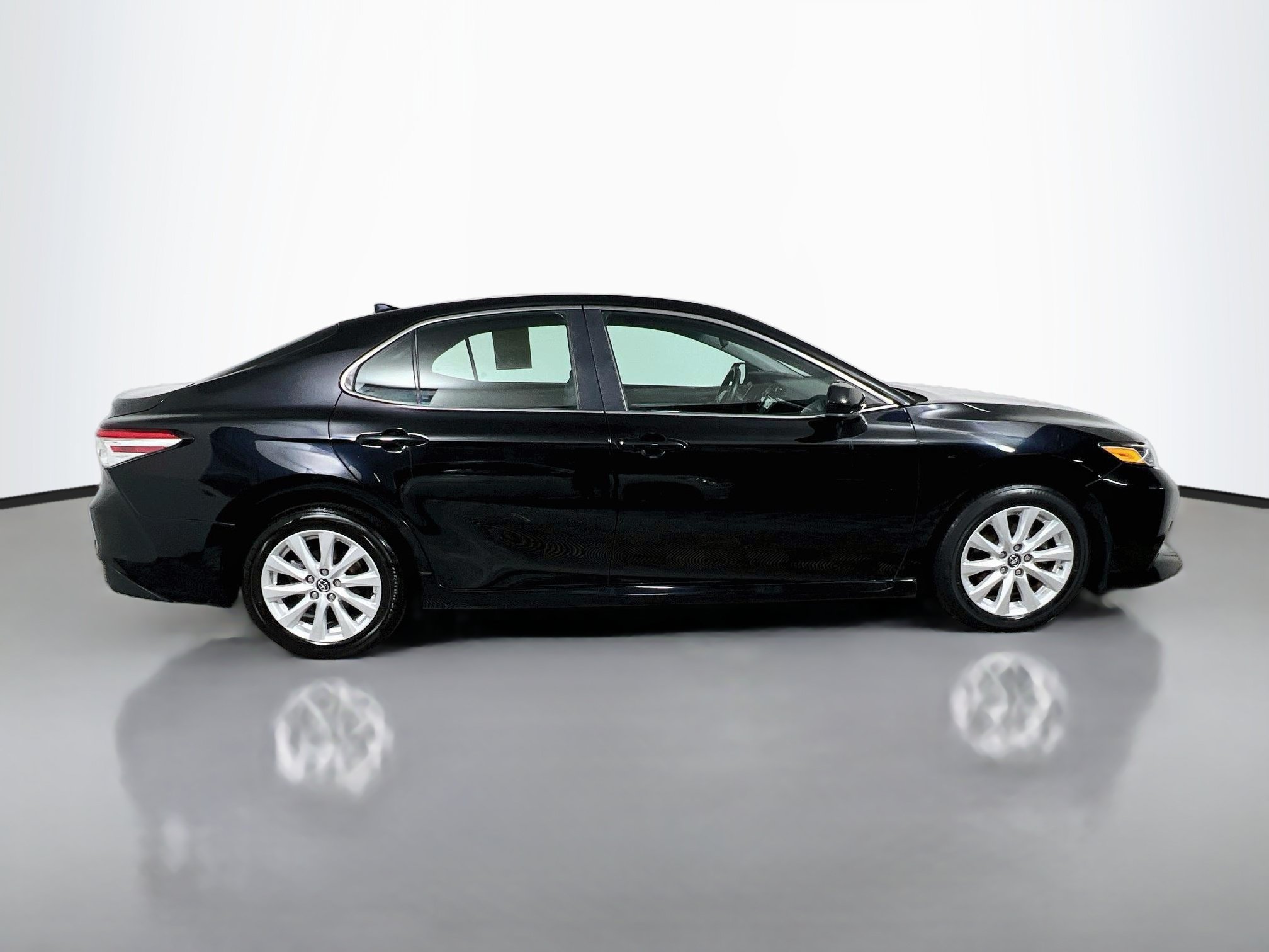 Used 2019 Toyota Camry LE FWD image 3