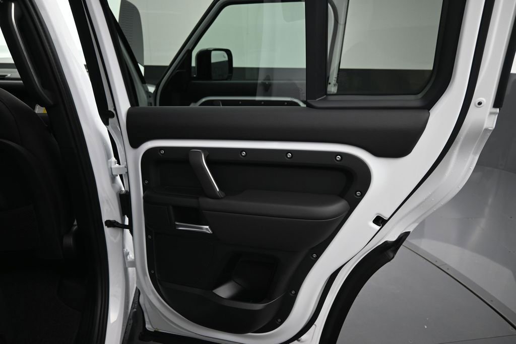 New 2026 Land Rover Defender 130 X-Dynamic SE AWD/4WD image 13