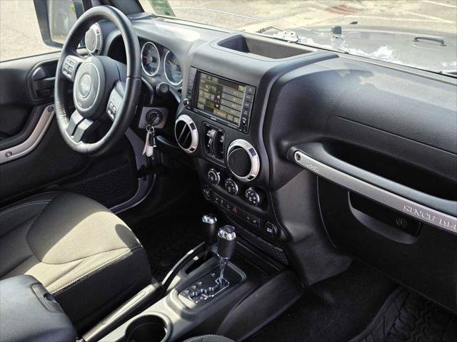 Used 2017 Jeep Wrangler Unlimited Sahara w/ Connectivity Group AWD/4WD image 10