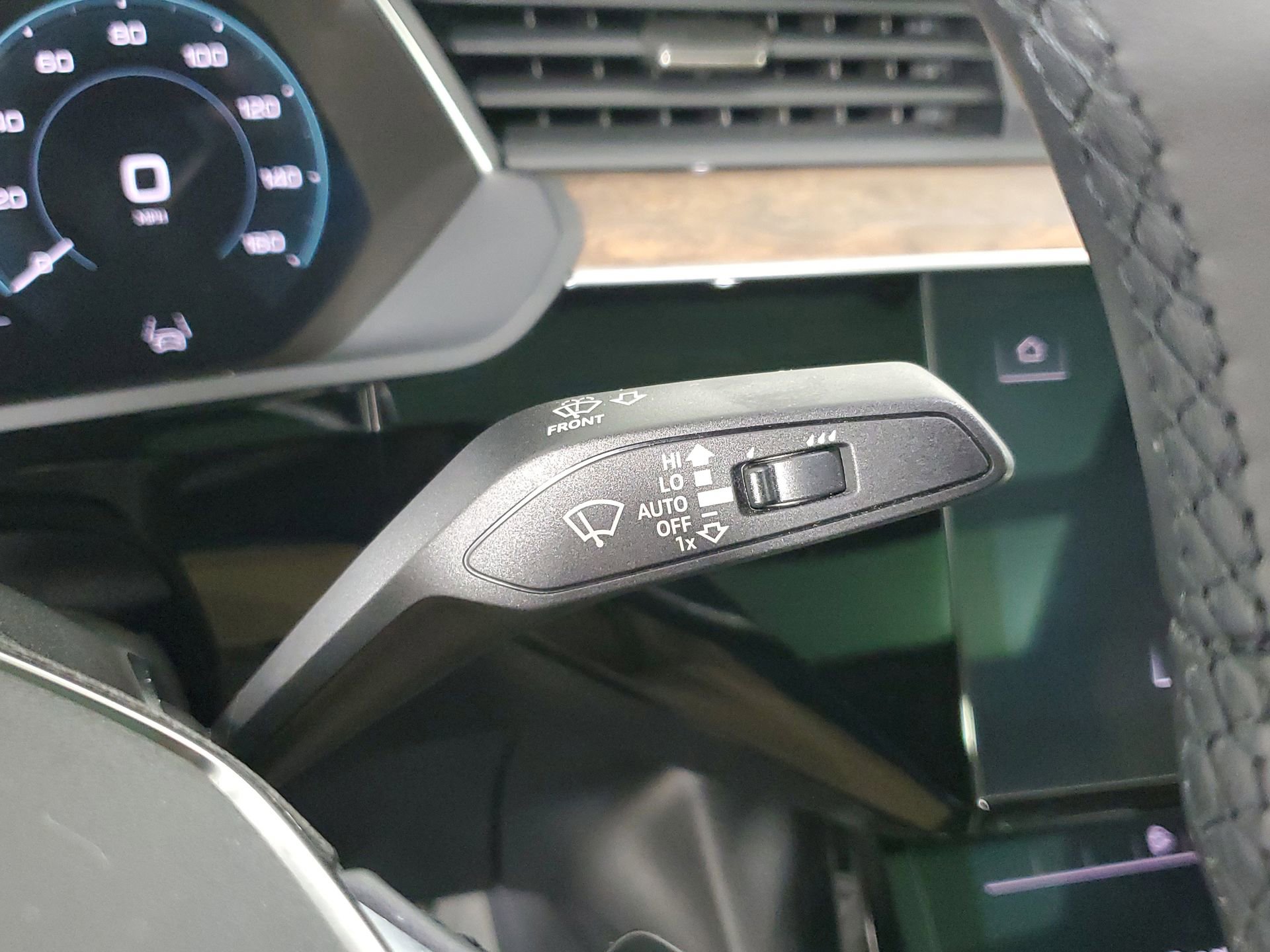 Used 2023 Audi e-tron Premium Plus w/ Premium Plus Package image 37