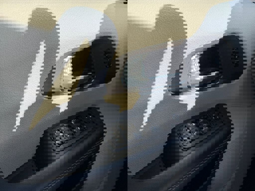 Used 2024 Chrysler Pacifica Touring-L image 18