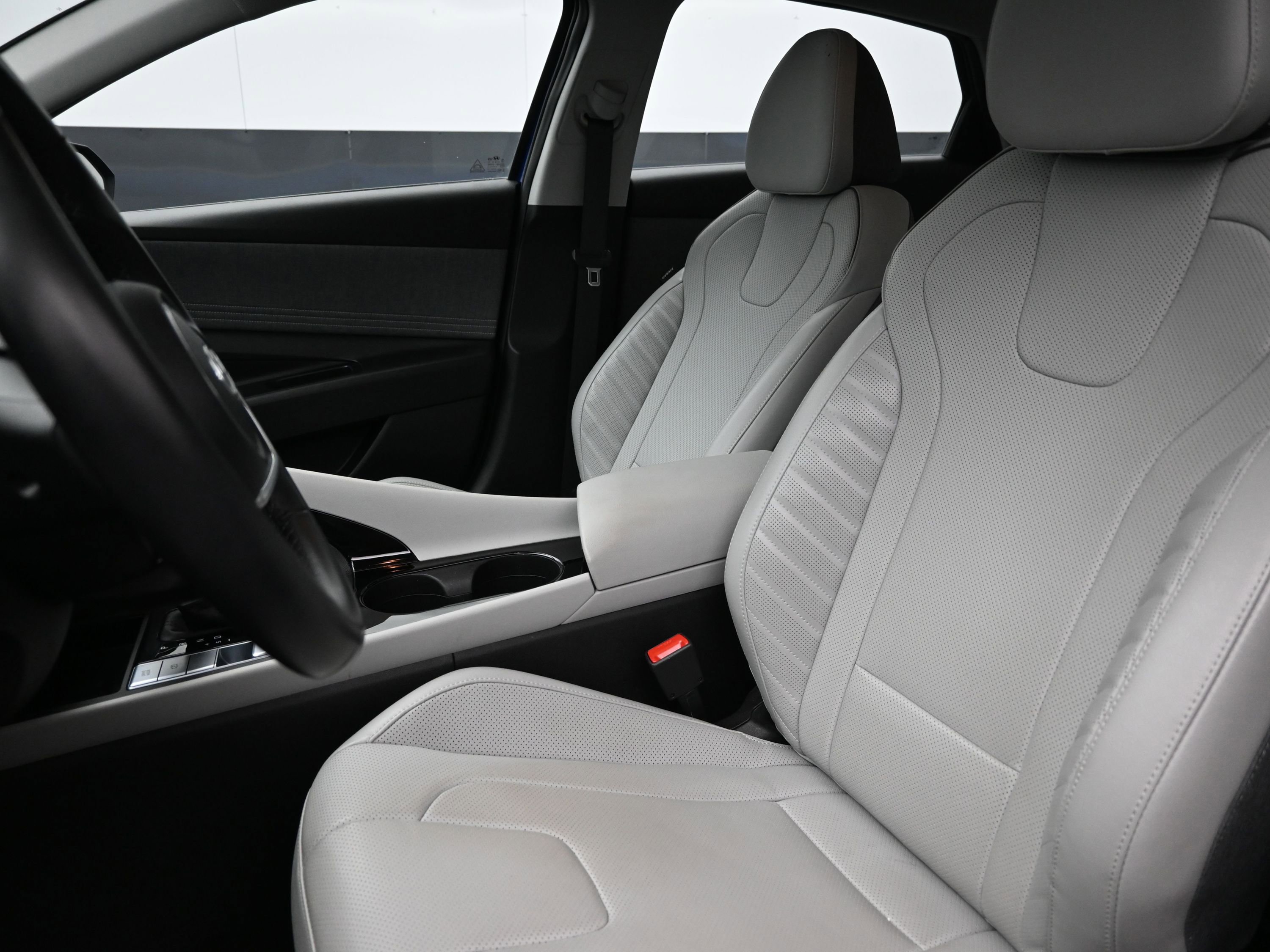 Used 2023 Hyundai Elantra Limited image 11